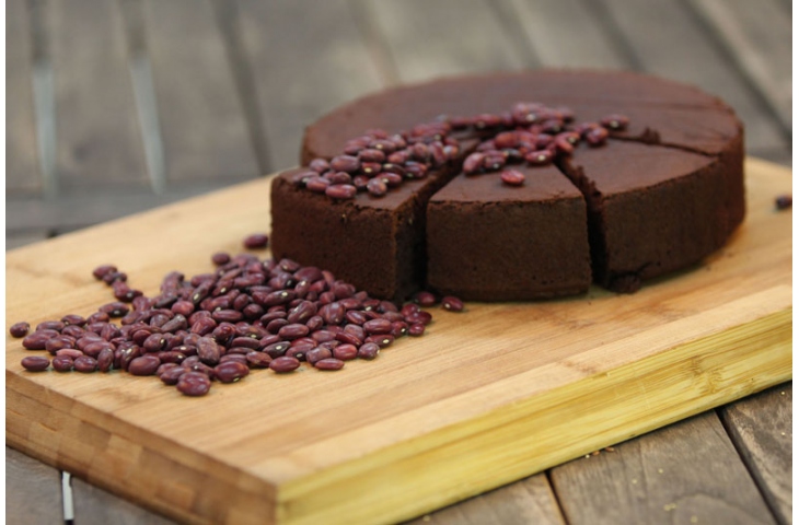 KIRMIZI FASULYEYLİ KEK